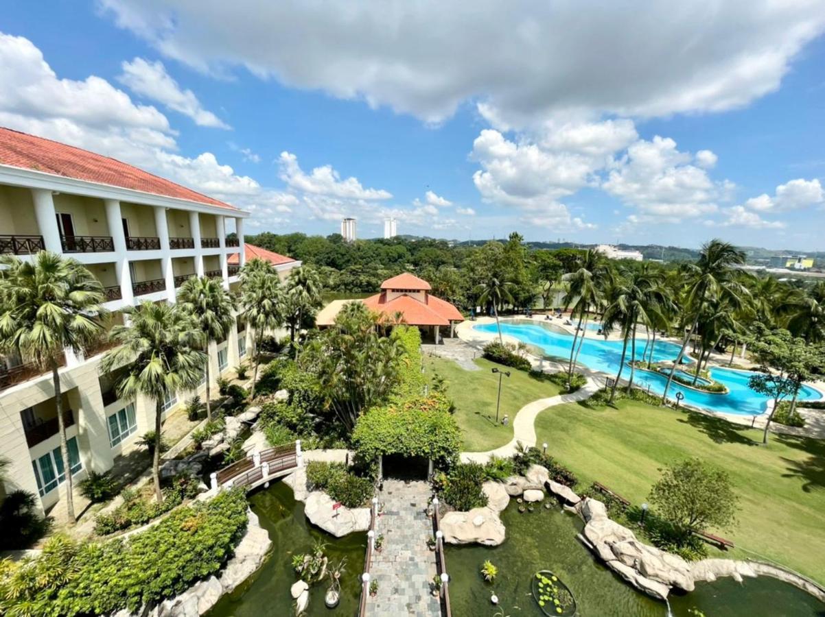 Bangi Resort Hotel Bandar Baru Bangi Exterior photo The swimming pool at the resort